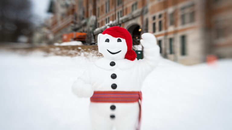 Le Carnaval de Québec est l'un des événements hivernaux les plus célèbres et les plus attendus. Avec ses sculptures de glace, ses défilés, et ses nombreuses activités pour toute la famille, le carnaval transforme la ville en une véritable fête hivernale. C'est l'occasion parfaite pour découvrir la culture locale et profiter de l'ambiance festive.